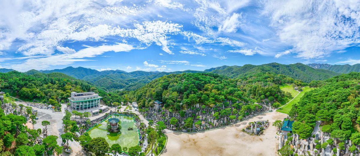 성자 사랑의 집이 배경으로 보이는 월명동 자연성전 전경