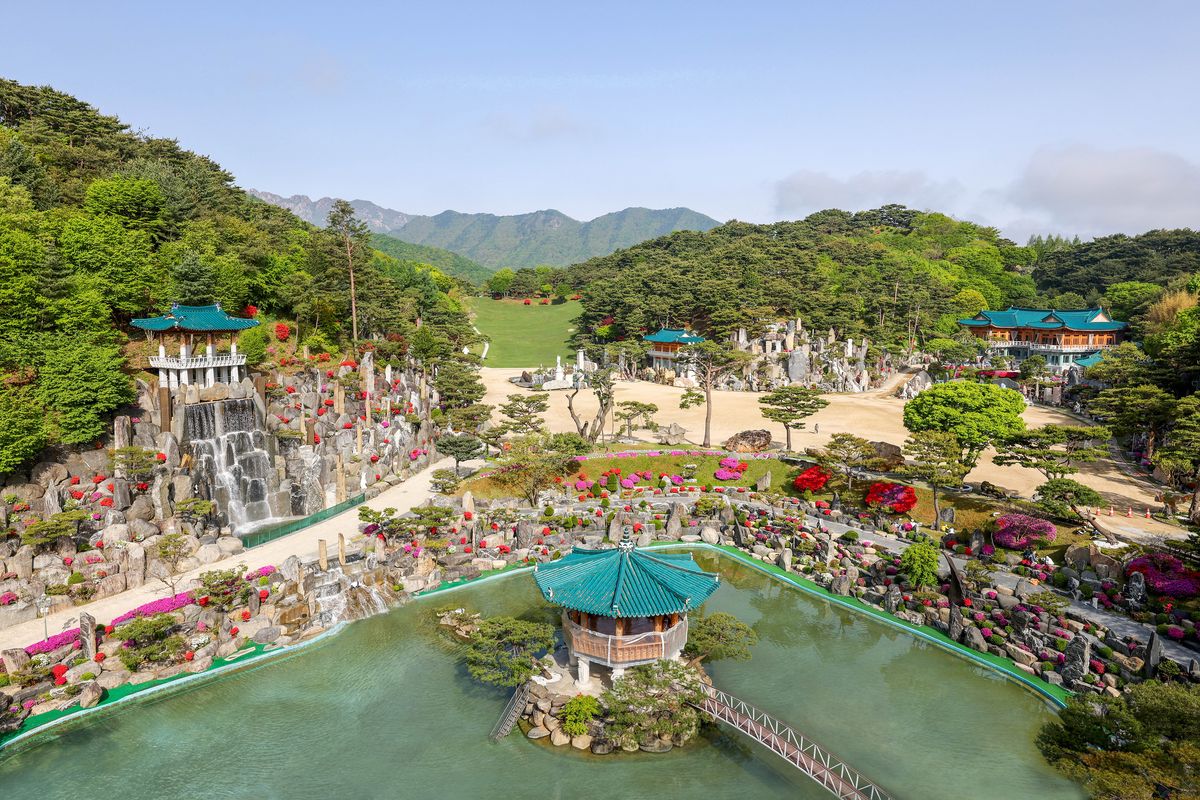 연못과 팔각정이 어우러진 월명동 자연성전의 조경 공간