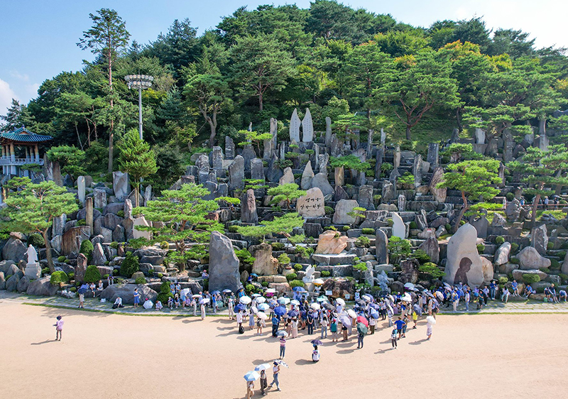 돌 조경으로 구성된 월명동 자연성전 야심작의 구조와 배치