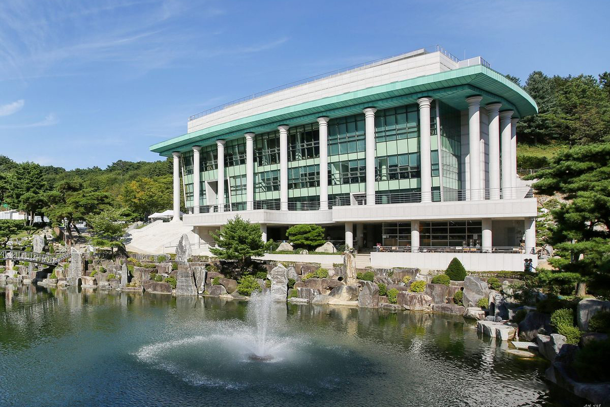 월명동 자연성전 성자 사랑의 집과 앞쪽에 펼쳐진 호수가 함께 보이는 전경