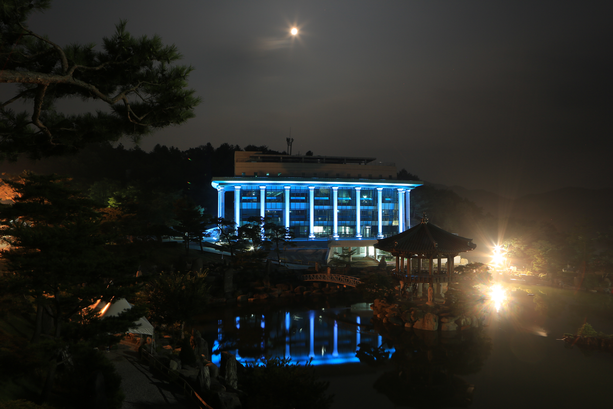 야간 조명 아래 성자 사랑의 집과 팔각정이 어우러진 월명동 자연성전 야경