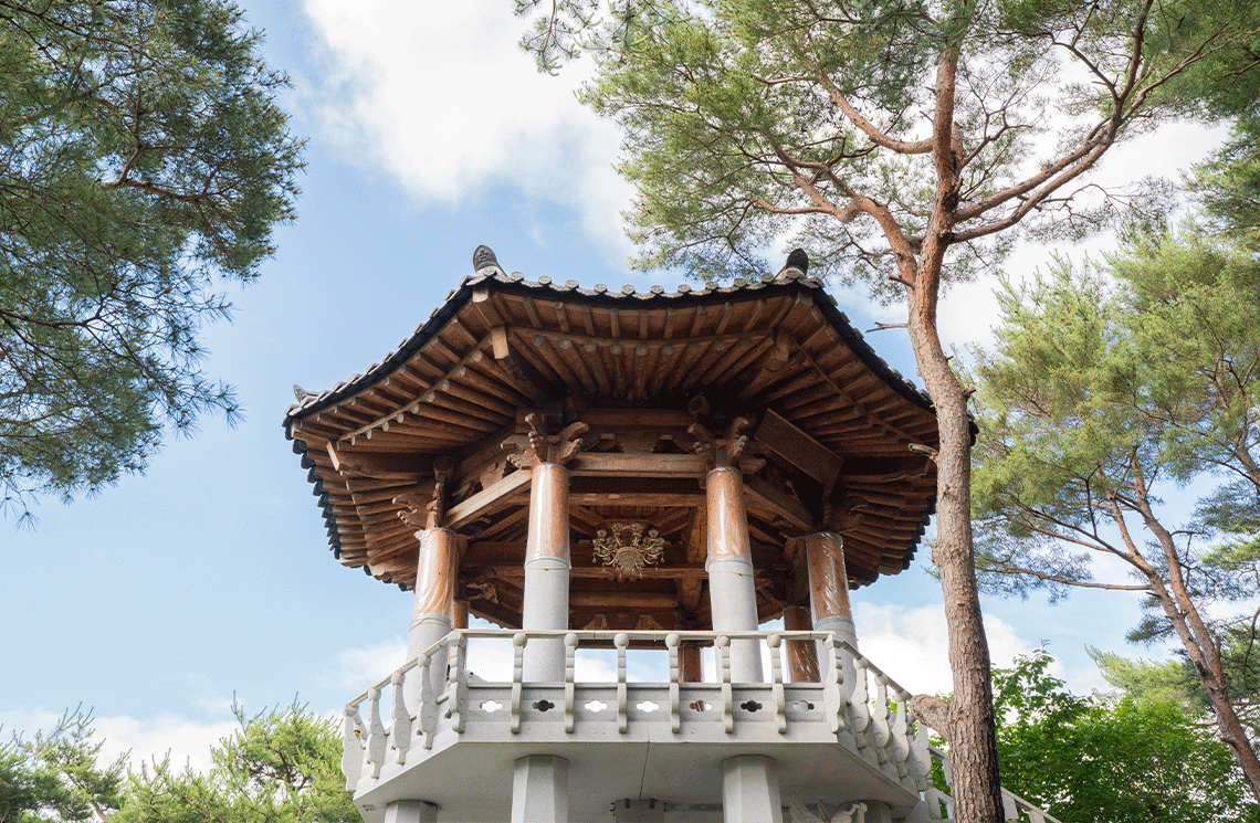 월명동 자연성전 별봉 정상 인근에 조성된 별봉정과 주변 자연 경관