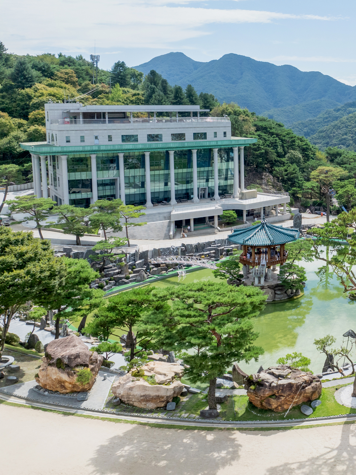 배경에 성자 사랑의 집이 보이는 월명동 자연성전 월명호 전경