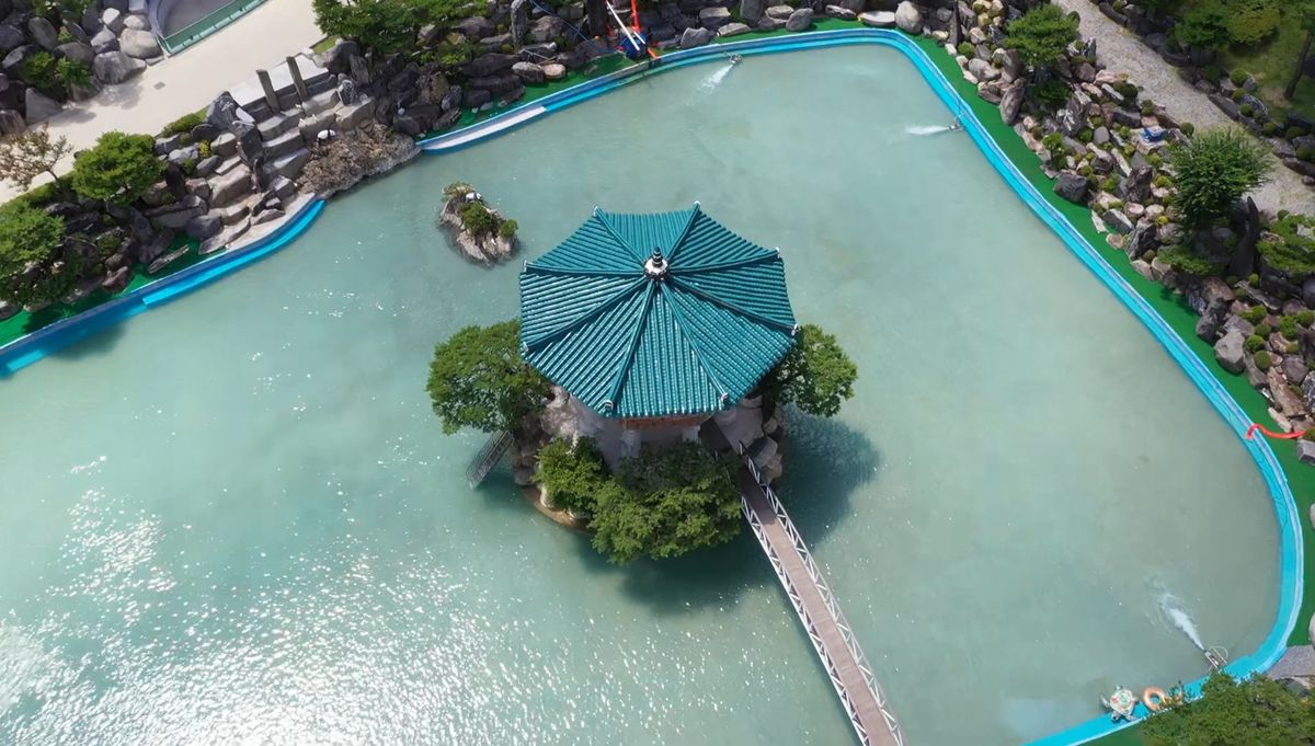 월명동 자연성전 월명호에 위치한 정자의 지붕과 호수 풍경