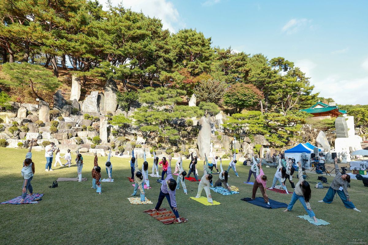 휴식과 산책을 즐기는 사람들이 함께 보이는 월명동 자연성전 잔디밭